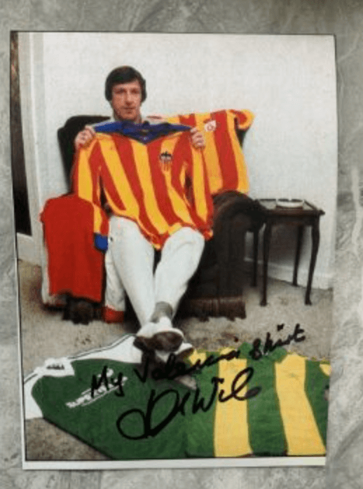 Camiseta del Valencia CF más cara de la historia firmada en una foto de John Wile.