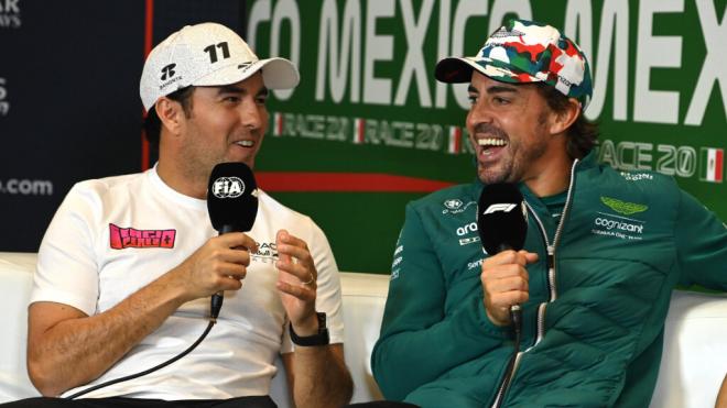 Checo Pérez junto a Fernando Alonso (Fuente: Cordon Press)