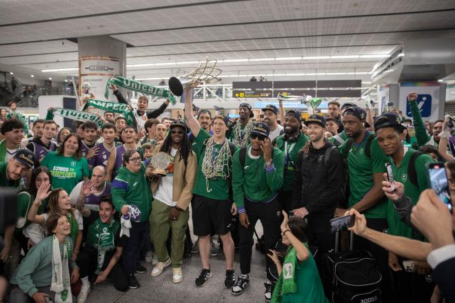 El Unicaja posa con su afición a la llegada al aeropuerto de madrugada. (EFE/ Jorge Zapata)