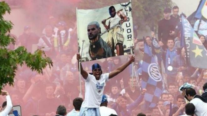Dumfries sacando una pancarta contra Theo Hernández en la celebración del Inter (Fuente: @_alenuz