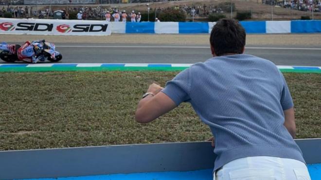 Pablo Castellano alentando a Marc Márquez en la carrera de MotoGP en Jerez (Foto: @pablocastellano