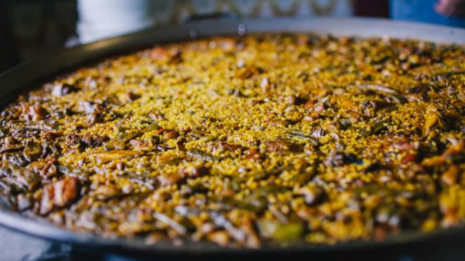 Paella, comida tradicional española (Freepik)