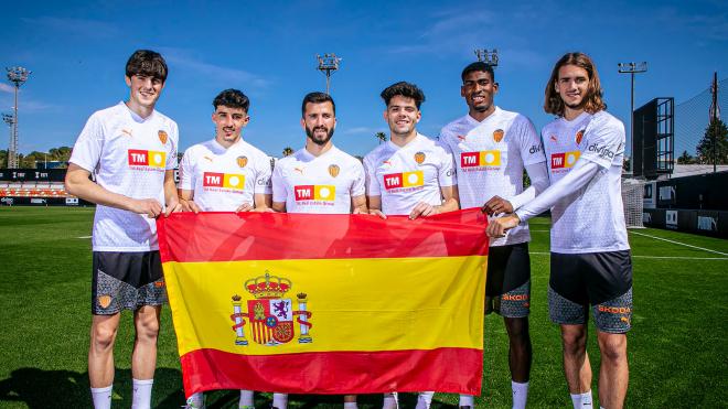 Selección española con Mosquera, Javi Guerra, Yarek, Diego López y los lesionados Gayà y Fran Pérez