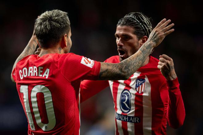 Ángel Correa celebra un gol con Rodrigo de Paul en el Atlético-Athletic (Foto: Cordon Press).