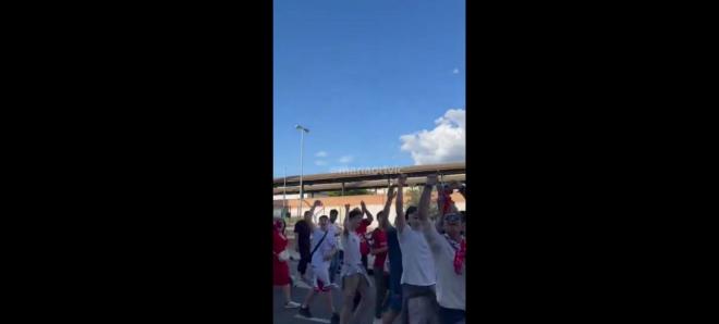 El paso de la afición del Sevilla por el Virgen del Rocío. (Foto: @mariaortvic)