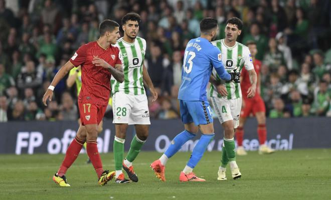 El enganchón de Lamela con Johnny Cardoso en el derbi entre Real Betis y Sevilla (Foto: Kiko Hurtado)