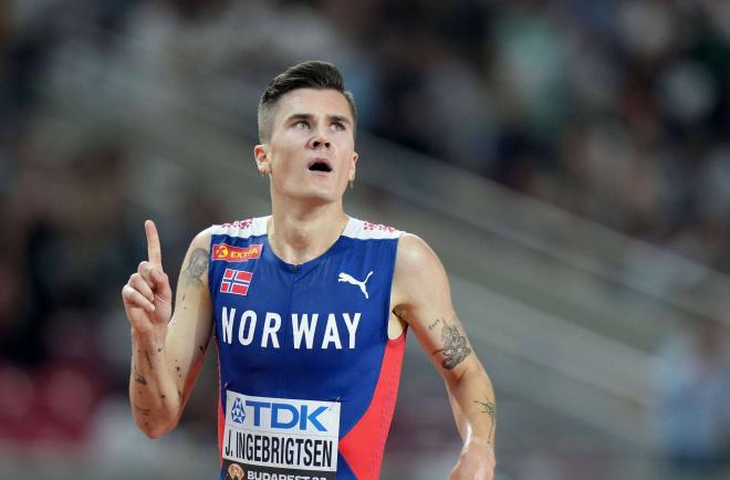 Jakob Ingebrigtsen celebra la victoria de la final de los 500 metros libres en el Mundial de Budape