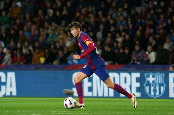 Sergi Roberto conduce un balón en un partido con el Barça (Foto: Cordon Press).