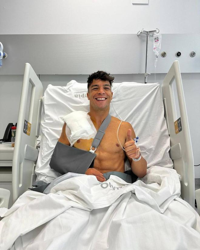 Óliver Torres, tras su operación.