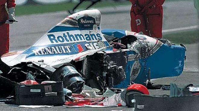 El FW16 de Williams que pilotaba Ayrton Senna, destrozado tras colisionar en la curva de Tamburello.