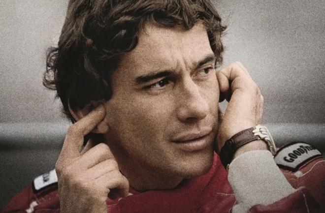 Ayrton Senna se coloca los tapones para protegerse del ruido (Foto: F1)