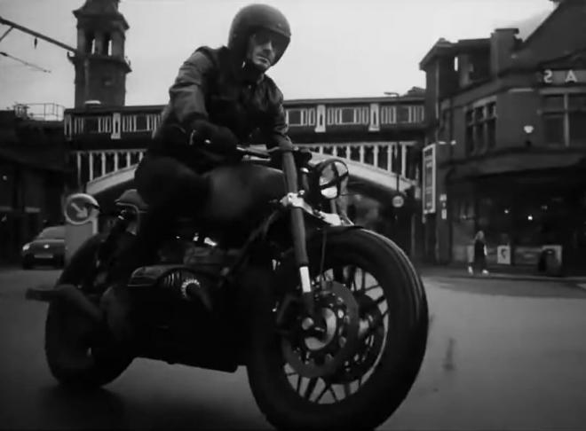 David Beckham, con una moto a medida de Cafe Racer Dreams, en un anuncio.