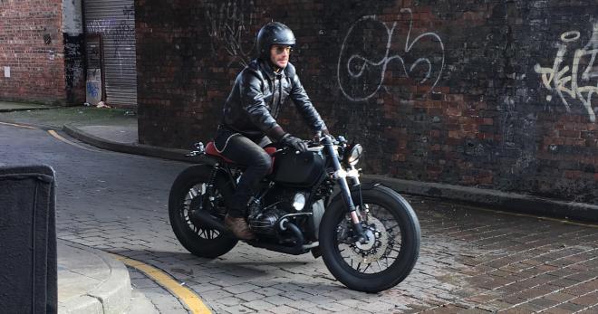 David Beckham, sobre una moto a medida de Cafe Racer Dreams (foto: Cafe Racer Dreams).