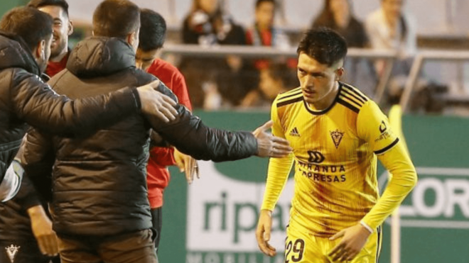 Lauti de León celebra su gol con el Mirandés (Foto: LaLiga).