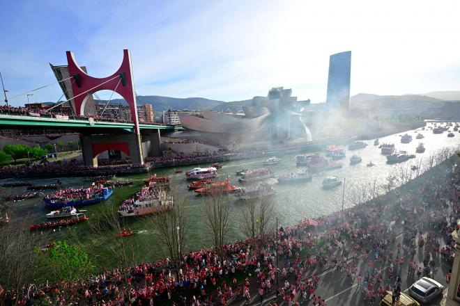 El espectacular paso de la Gabarra Athletic por la Ría de Bilbao en abril de 2024 (Foto: Athletic Club).