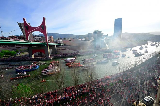 El espectacular paso de la Gabarra Athletic por la Ría de Bilbao (Foto: Athletic Club).