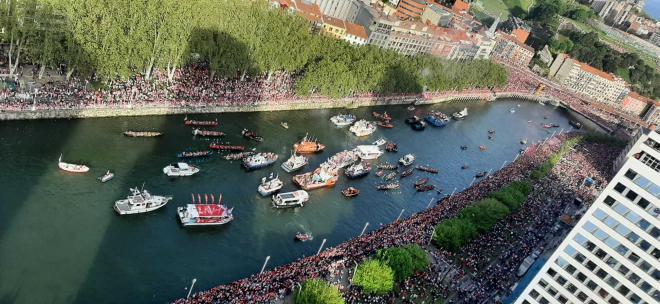 Así vio pasar Pablo Legorburu la Gabarra Athletic desde las torres de Isozaki (Foto: DMQ Bizkaia).