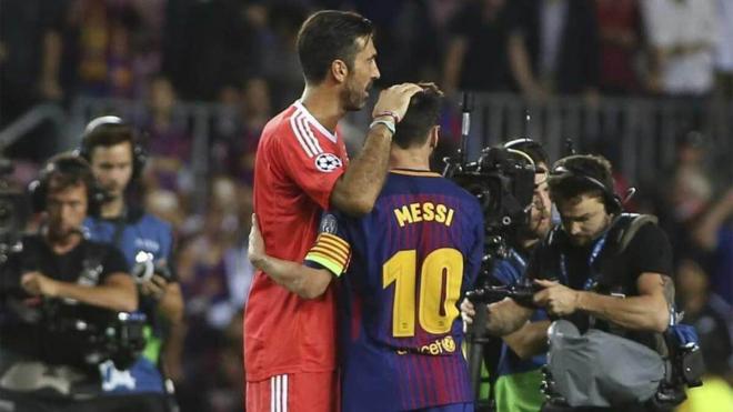 Gianluigi Buffon y Leo Messi, tras un Barcelona-Juventus.