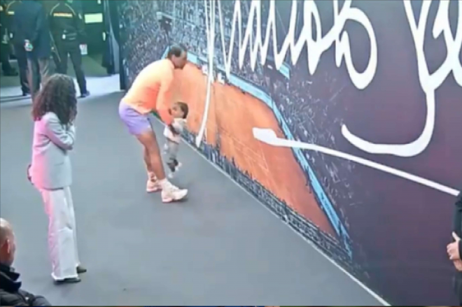 Rafa Nadal jugando con su hijo tras vencer a Cachín en el Mutua Madrid Open.