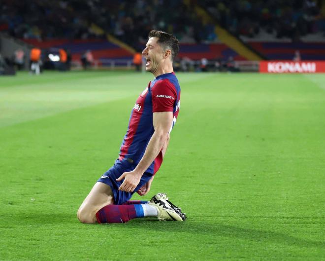Robert Lewandowski celebra un gol en el Barcelona-Valencia (Foto: Cordon Press).