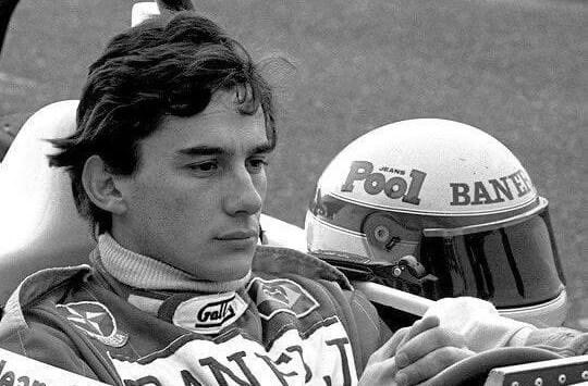Ayrton Senna permanece concentrado en su monoplaza antes de comenzar una carrera.