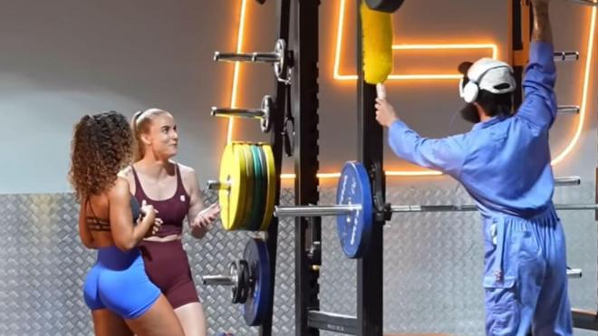 Vladimir Shmondenko limpiando un aparato de un gimnasio.