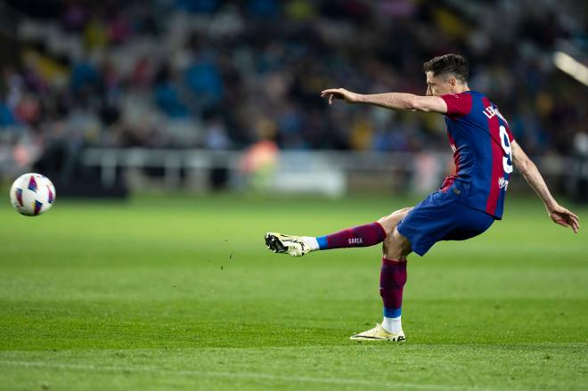 Robert Lewandowski lanza de falta directa en el Barça-Valencia (Foto: Cordon Press).