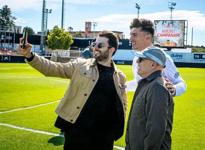 El Valencia CF recibe a los afectados por el incendio de Campanar (Foto: VCF).