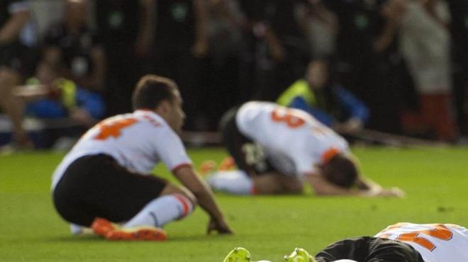 M'Bia, de cabeza, logra el gol que eliminaba al Valencia CF. (Foto: Valencia CF)