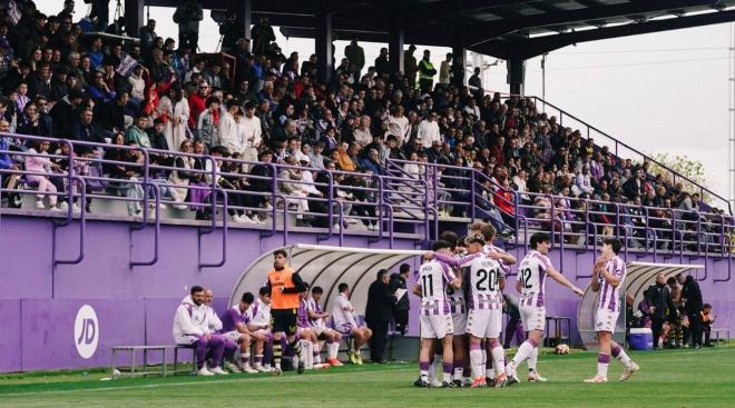 El Promesas celebra un gol al Cayón (Foto: Real Valladolid).