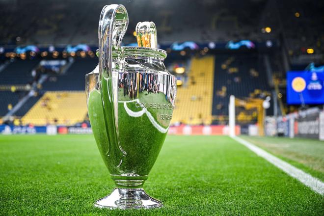 El trofeo de la Champions League, en el césped del Signal Iduna Park de Dortmund (Foto: Cordon Pre