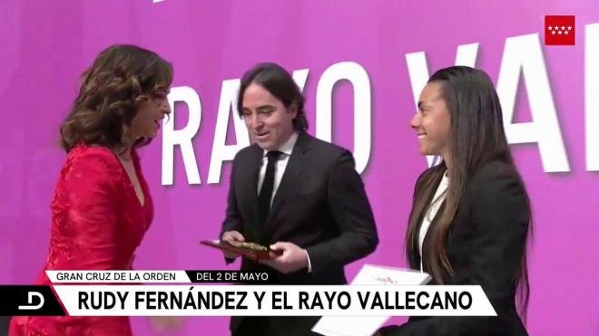 El Rayo recibiendo la medalla de honor de Madrid (ElDesmarque)
