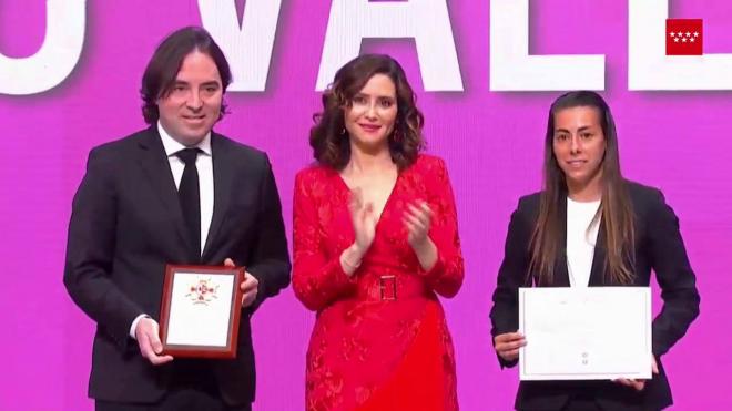 El Rayo Vallecano recibe la Medalla de Honor de Madrid: Ayuso entrega el galardón a Martin Presa