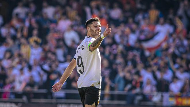 Hugo Duro celebra un gol en Mestalla