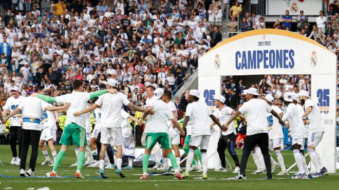 Los jugadores del Real Madrid celebrando la liga en 2022 (Fuente: EFE)
