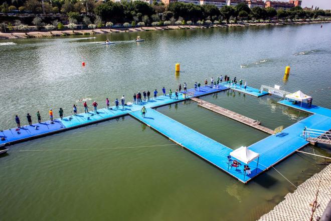 Los deportistas participantes, sobre el río Guadalquivir.
