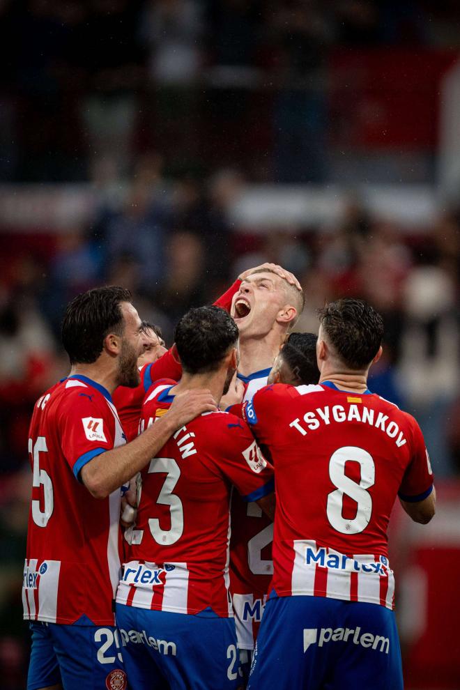 Dovbyk celebra un gol con sus compañeros del Girona (Cordon Press)