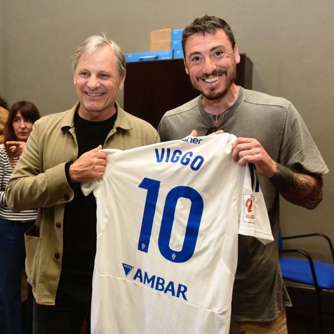 Viggo Mortensen y Cristian Álvarez posan con una camiseta del Real Zaragoza (Foto: X @RealZaragoza