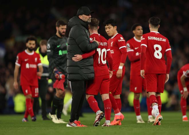 Jürgen Klopp felicitando a los jugadores del Liverpool tras una victoria (Cordon Press)