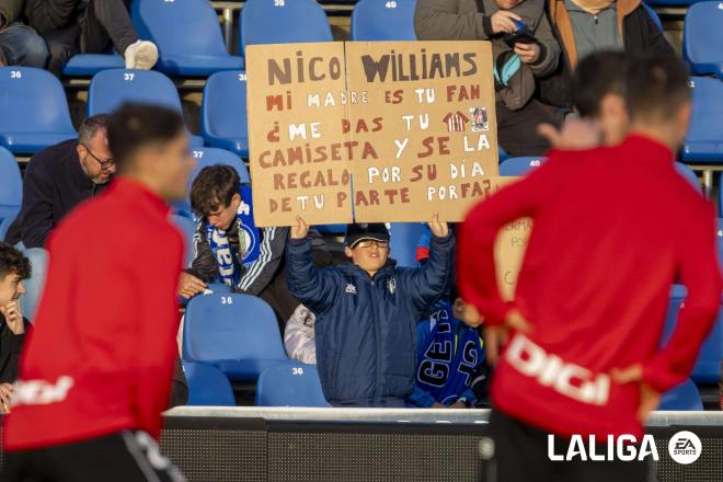 Pancarta de un niño para Nico Williams ante el Getafe en el Coliseum (Foto: LaLiga).