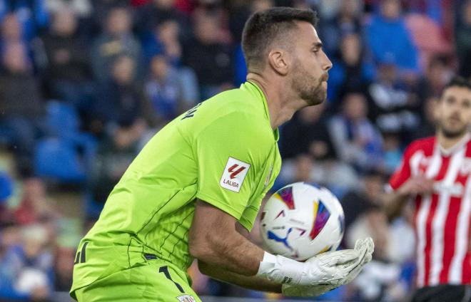 El guardameta del Athletic Club Unai Simón atrapa un balón ante el Getafe CF en el Coliseum (Foto: LaLiga).