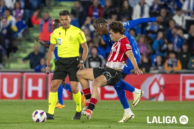 Jesús Gil Manzano vigila una acción del Getafe - Athletic (Foto: LaLiga).