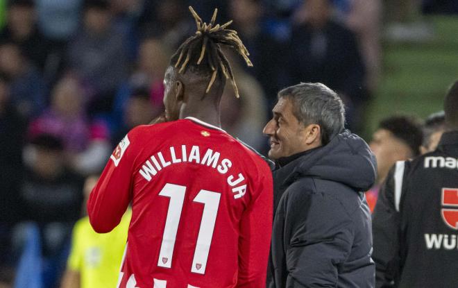 Nico Williams conversa con Ernesto Valverde en la victoria ante el Getafe en el Coliseum (Foto: LALIGA).