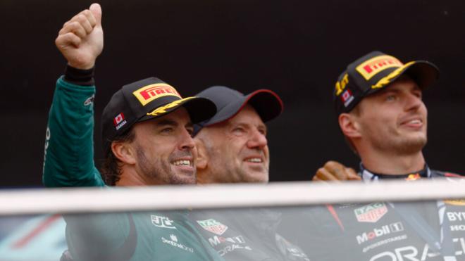 Fernando Alonso, Adrian Newey y Max Verstappen, en un podio del año 2023 (Foto: Cordon Press).