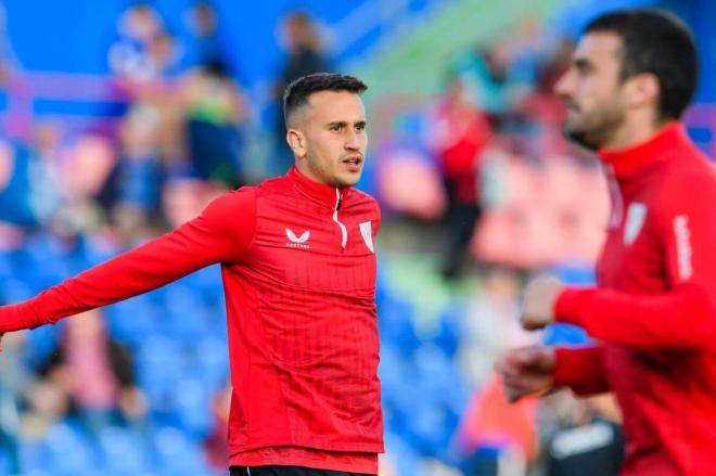 Alex Berenguer calienta con Iñigo Lekue antes del partido (Foto: Athletic Club).