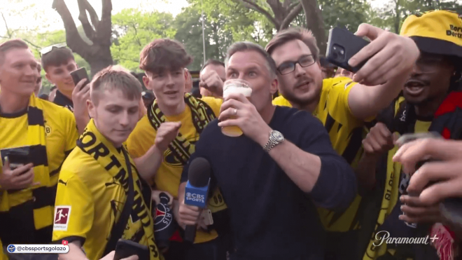Jamie Carragher bebiendo cerveza en el Dortmund- PSG (RR.SS)