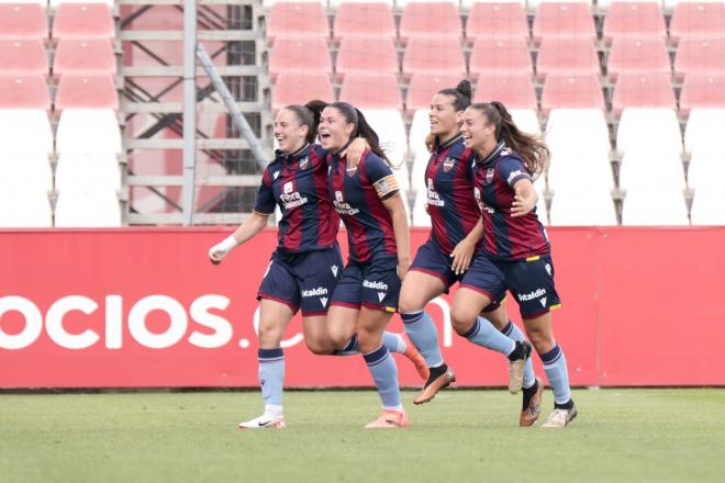 La alegría del Levante Femenino después de la victoria en Sevilla (Foto: LUD).