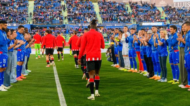 Pasillo del Getafe CF al Athletic Club en el Coliseum tras ganar la Copa del Rey (Foto: Athletic Club).