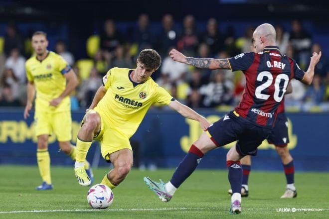 Oriol Rey fue una de las novedades en el once inicial del Levante en su cita ante el Villarreal B.