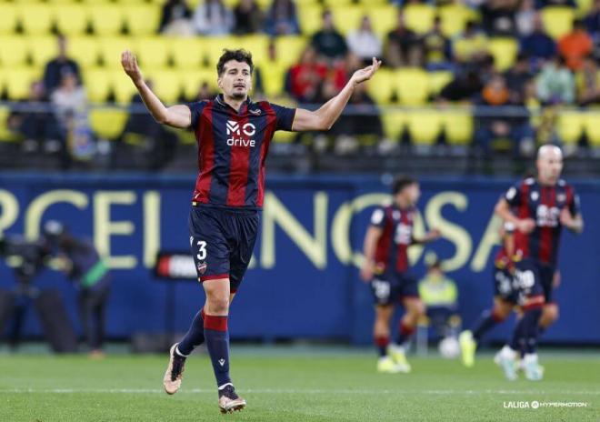 Álex Muñoz celebra el 0-1 del Levante en su visita a La Cerámica, su segundo gol de la temporada (Foto: LALIGA).